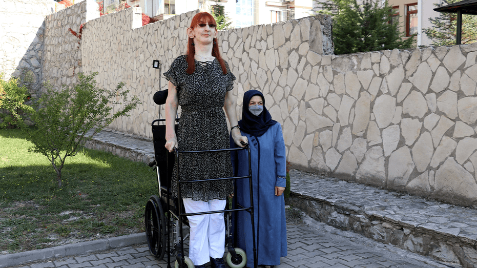 World’s tallest woman takes first flight after airline makes big accommodations